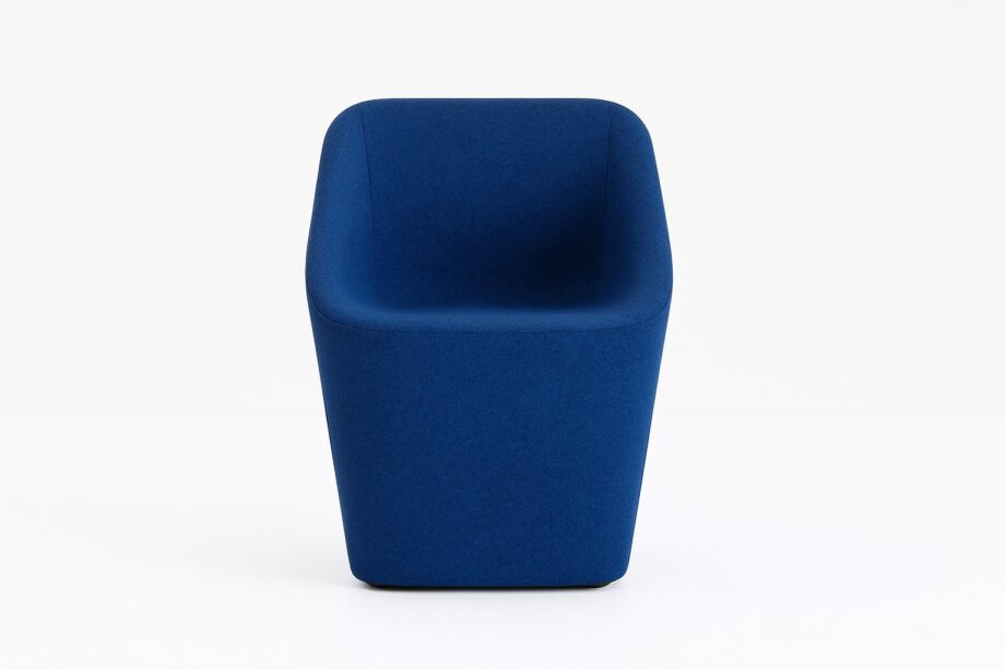 Log 365 небольшое кресло | Pedrali. Log is a sculptural chair with a light and stable design. Upholstered for comfort, it suits various environments with versatile style.